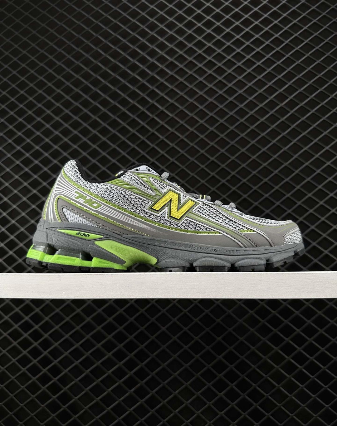 NEW BALANCE 740