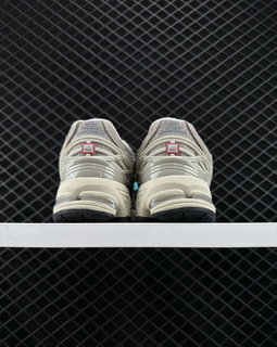 NEW BALANCE 1906R