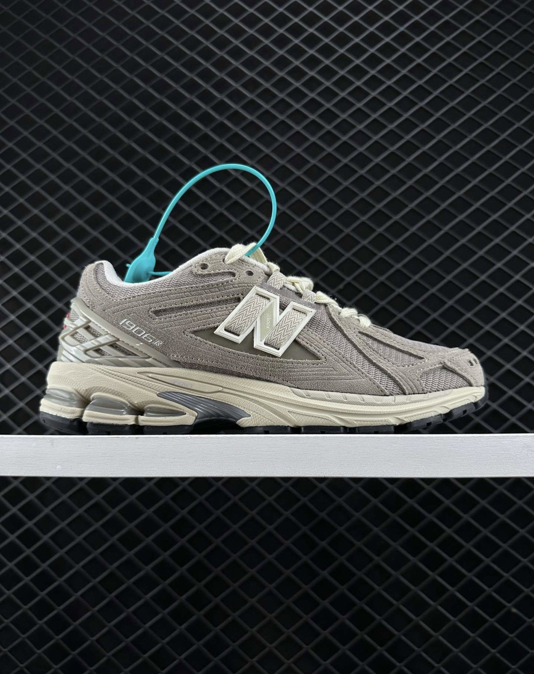 NEW BALANCE 1906R