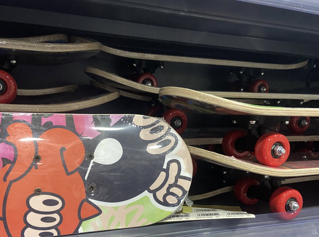 Skateboard – Plateau décoré avec roulettes rouges