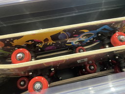 Skateboard – Plateau décoré avec roulettes rouges