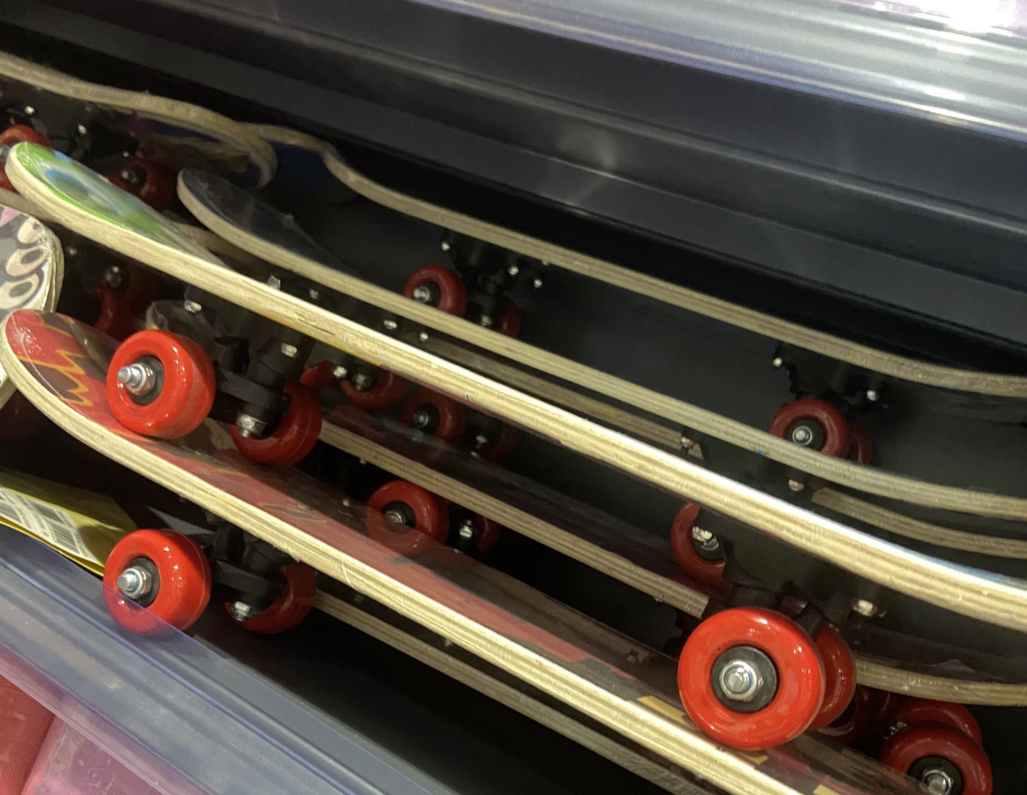 Skateboard – Plateau décoré avec roulettes rouges_1