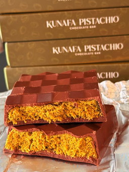 YUSFA KUNAFA PISTACHIO CHOCOLATE BAR