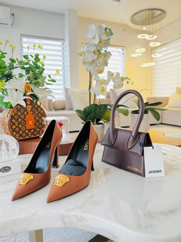 Saltos Versace lá medusa brown/tan