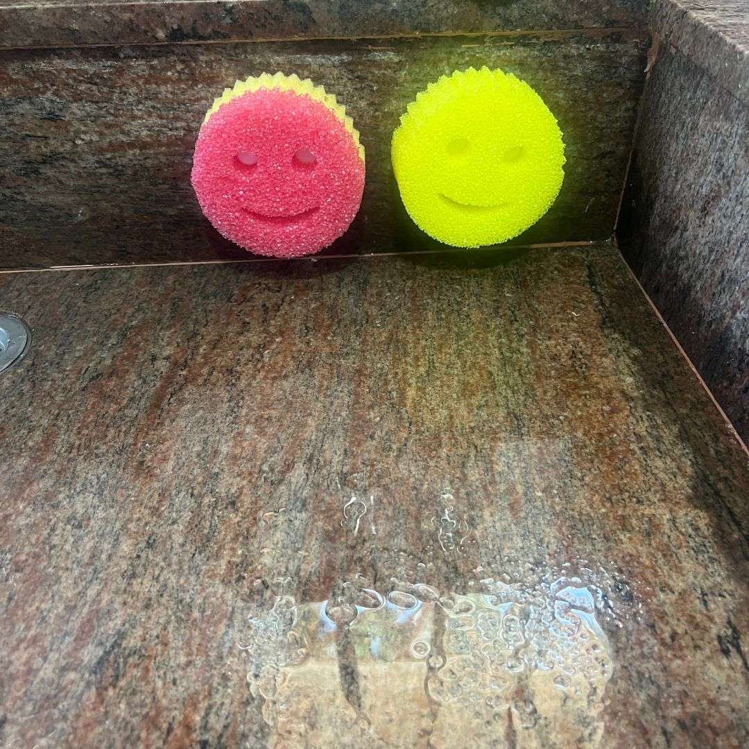 Smiley Buddy – The Holder | سمايلي بَدي – تعليقة اللّيف _6