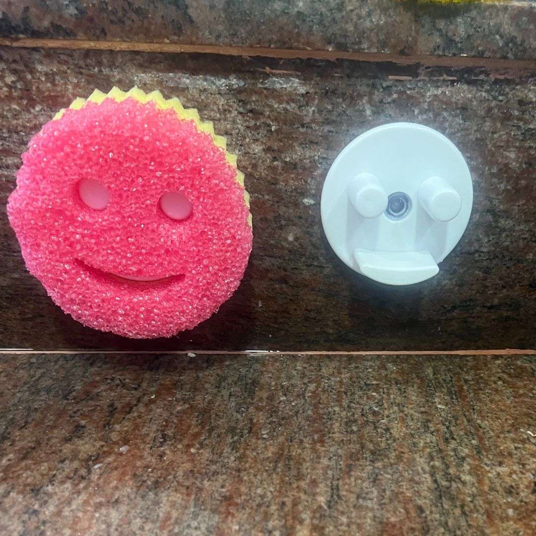 Smiley Buddy – The Holder | سمايلي بَدي – تعليقة اللّيف _5