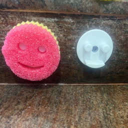 Smiley Buddy – The Holder | سمايلي بَدي – تعليقة اللّيف 