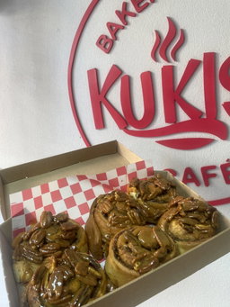  6 x cinnamon rolls