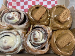  6 x cinnamon rolls