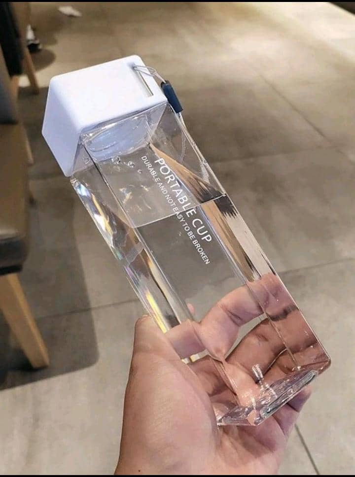 Tasse en plastique carrée