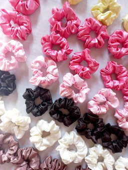 🌷 Satin Scrunchies