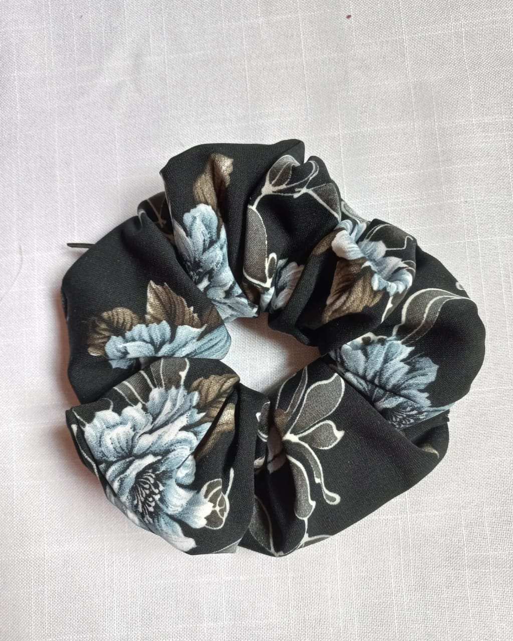 🌼 Zip Scrunchie – Your Little Secret Keeper_2
