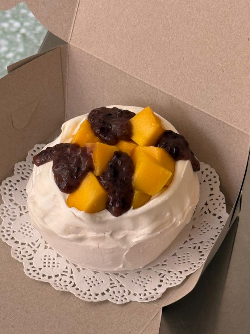Mango & Pulut Hitam Pavlova