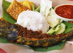 Nasi penyet ikan keli 