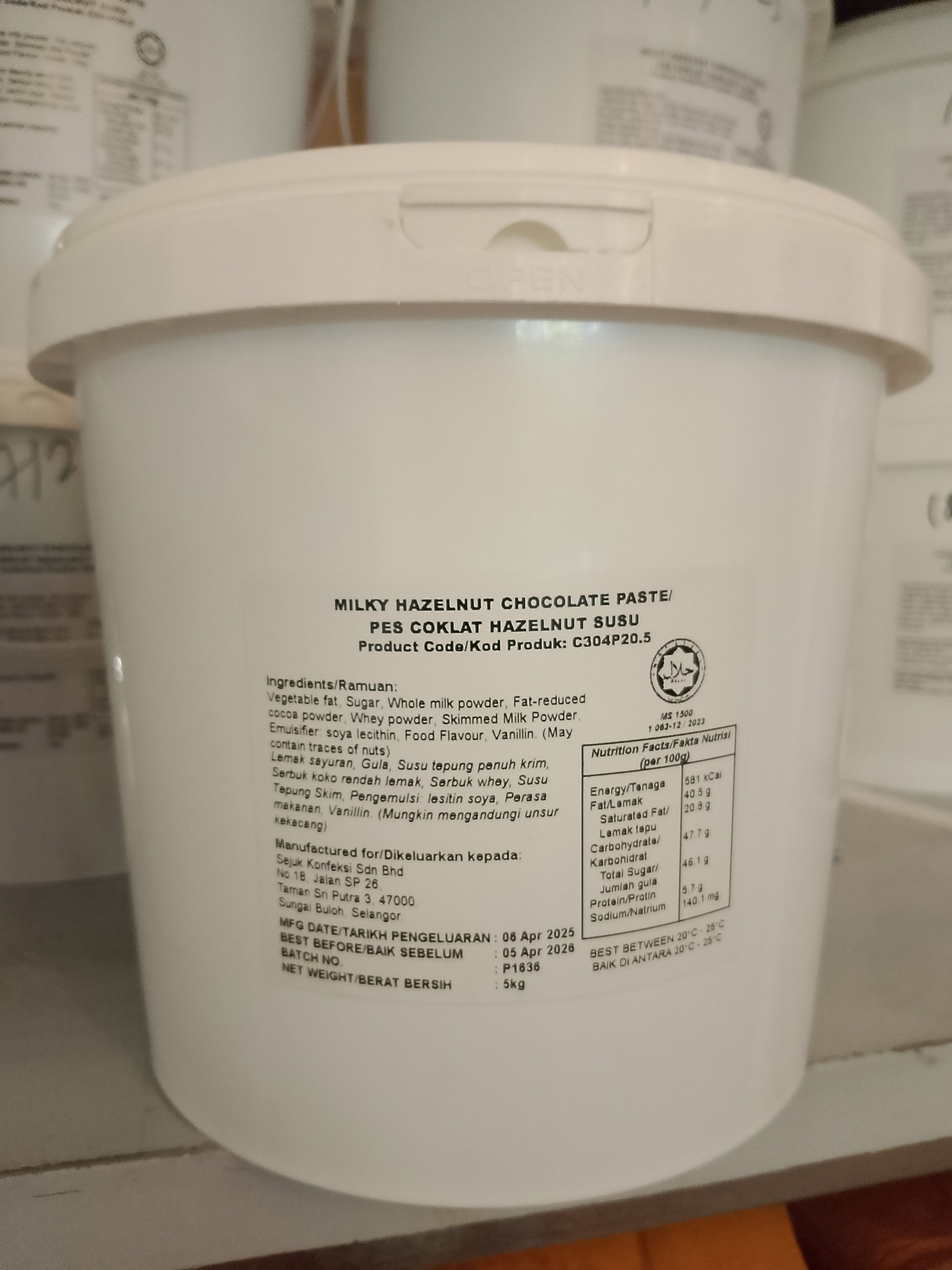 Milky Hazelnut Chocolate Glaze (5kg / tub)_0