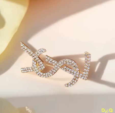 Broche de poitrine exquise pour femmes, Design tendance, lettres de luxe, strass, broches de poitrine, pardessus, pull, accessoire, 2025