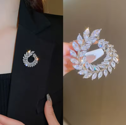 Broche de poitrine exquise pour femmes, Design tendance, lettres de luxe, strass, broches de poitrine, pardessus, pull, accessoire, 2025