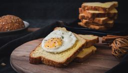 Œuf au plat + Pain