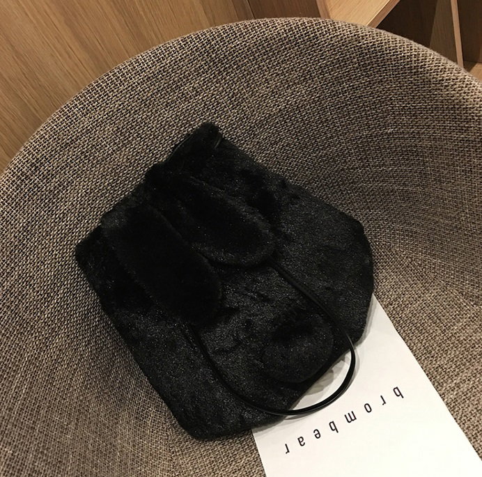 Furry Bunny Tote (Black)_1