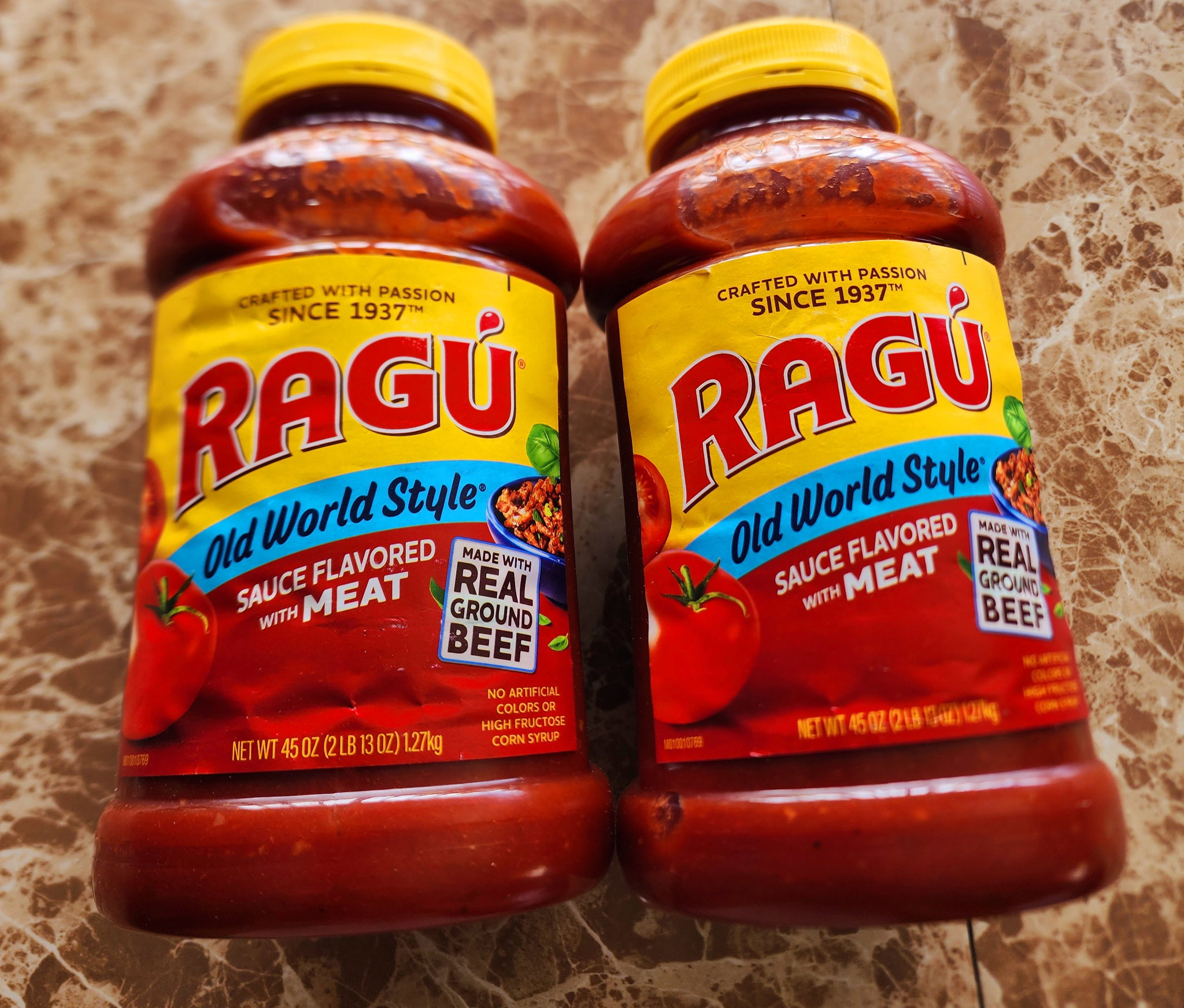 Ragu old world style sauce flavors with meat_0