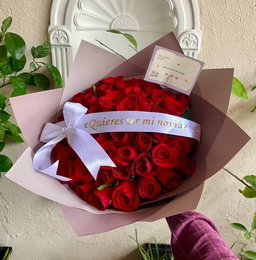 50 rosas con listón