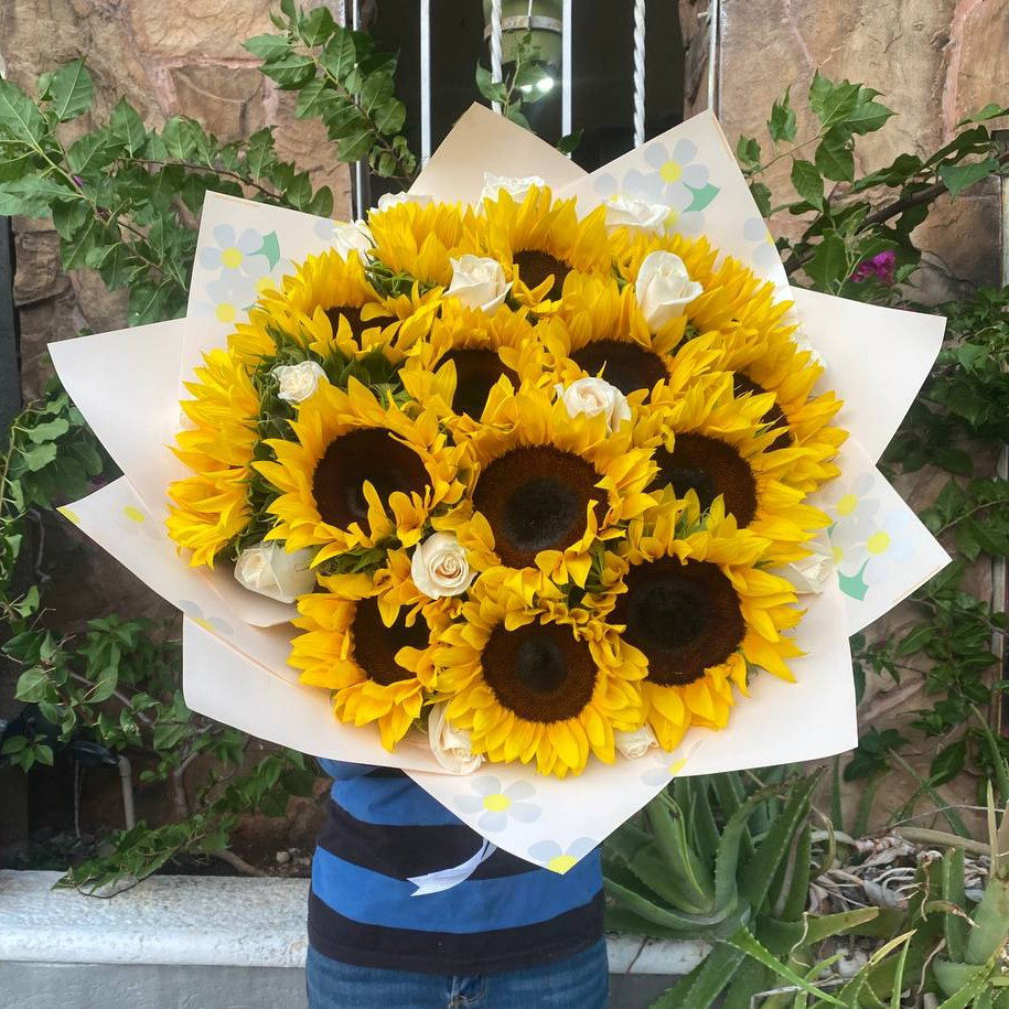15 girasoles y rosas