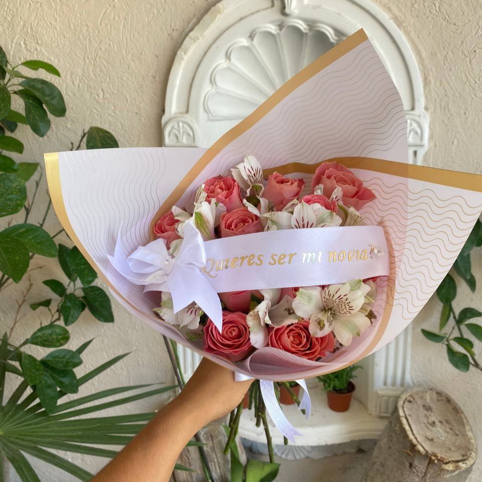 Rosas con Alstromelia y listón_0