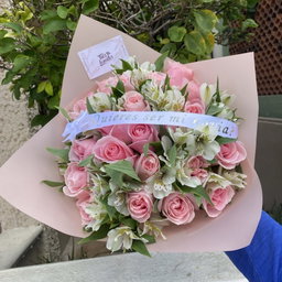 Rosas con Alstromelia y listón