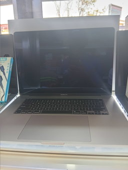 MACKBOOK CORE i7 AVEC 512GB SSD AVEC 16GB RAM 15,6’ N