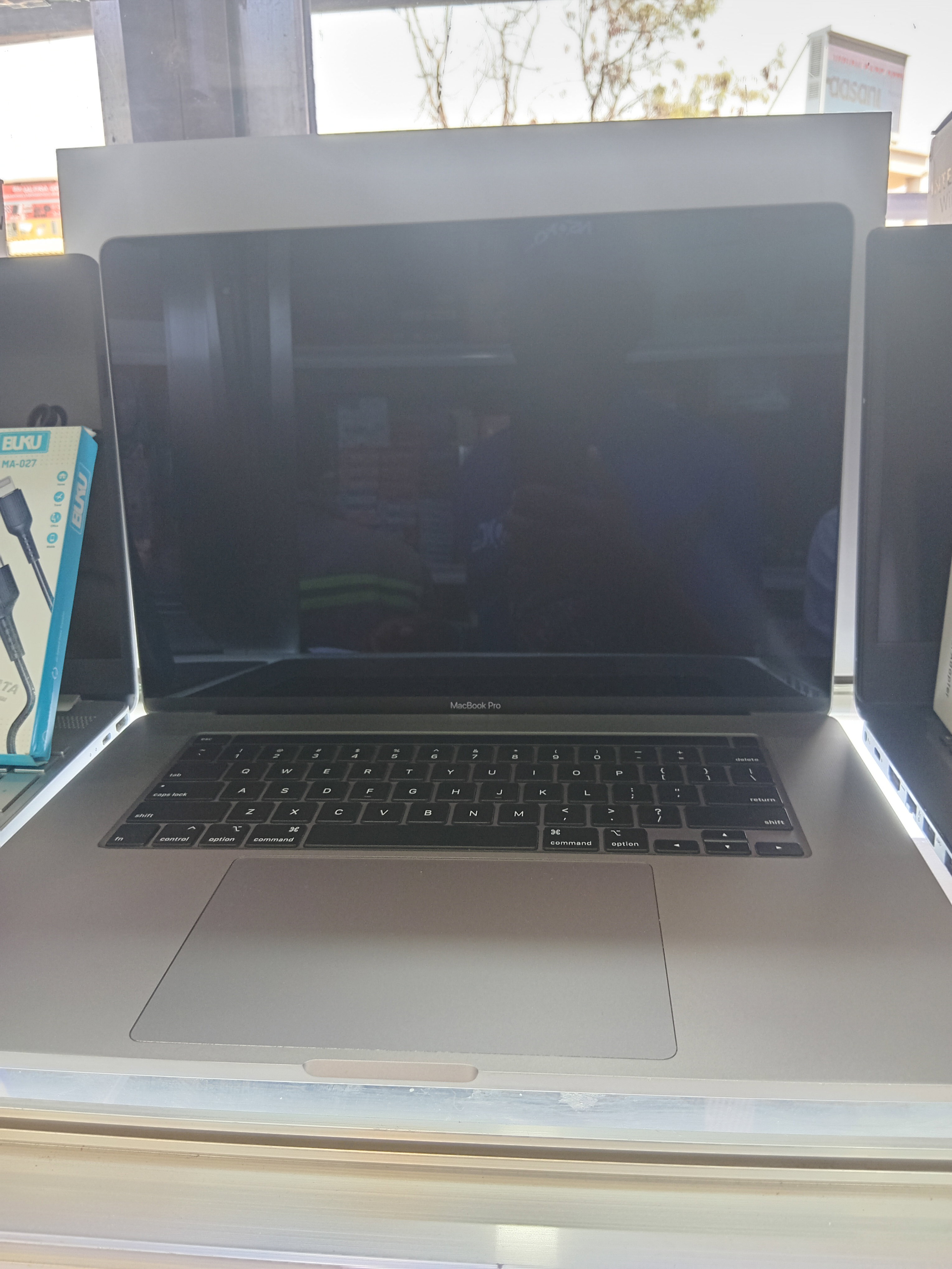MACKBOOK CORE i7 AVEC 512GB SSD AVEC 16GB RAM 15,6’ N
