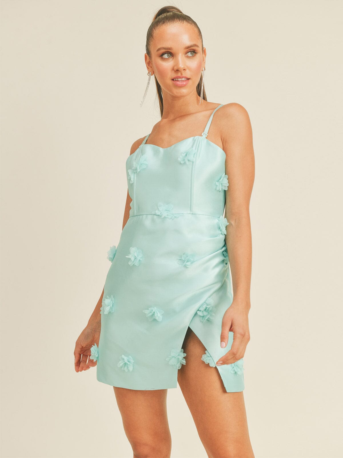 Vestido celeste satinado con flores 3D (tallas M - L)_2