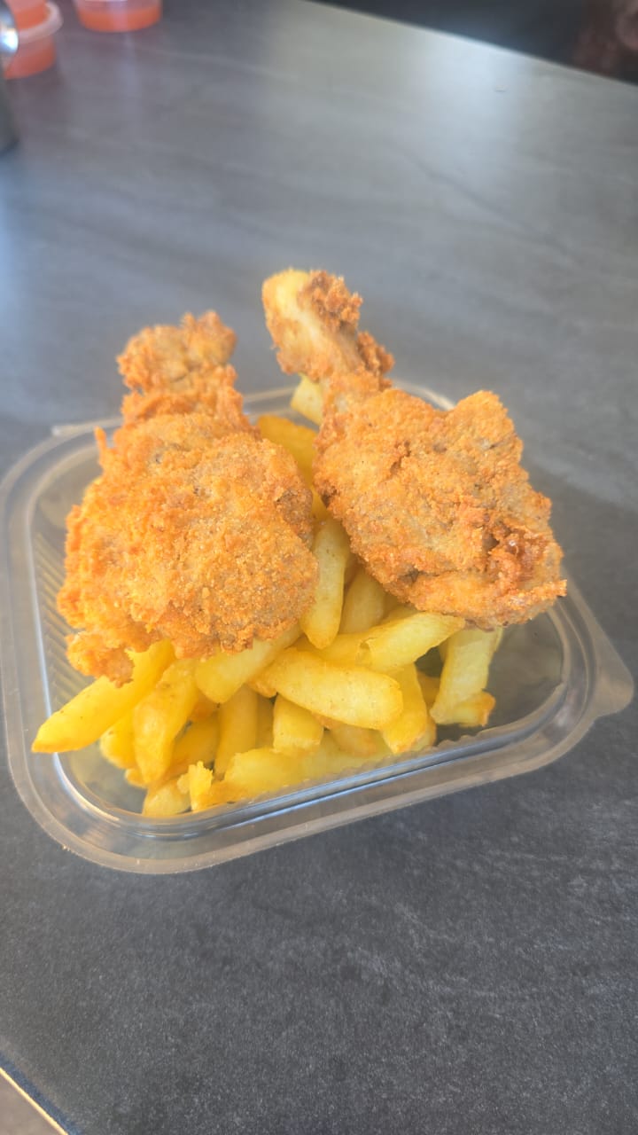 Combo: Two Pieces of Chicken and Chips _0