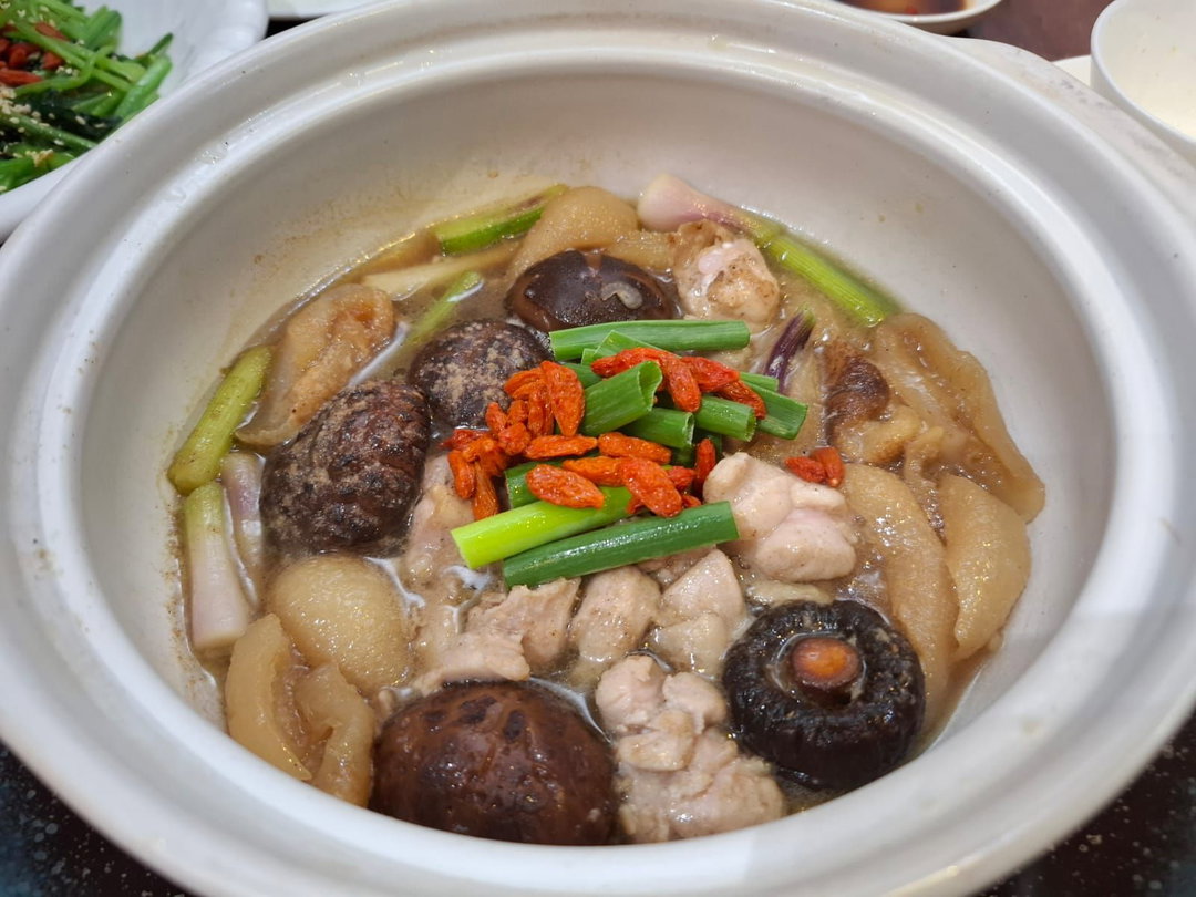秃参花鼓焖鸡 Braised Sea Cucumber Chicken and Shiitake