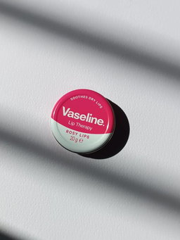 Vaseline lip therapy metal Rosy Lips - فازلين مرطب شفاه معدني روزي