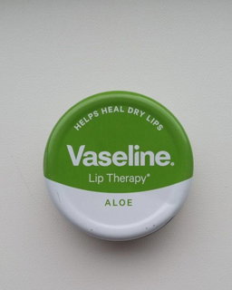 Vaseline lip therapy metal Aloe vera - فازلين مرطب شفاه معدني بالالوفيرا