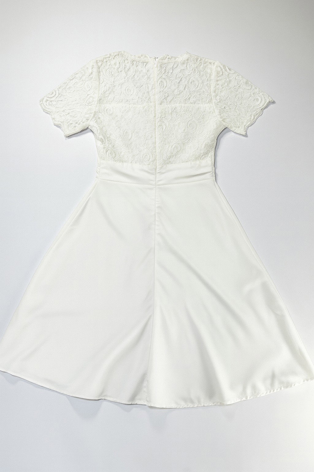 Vestido midi blanco con encaje y botones traseros - Size M_1