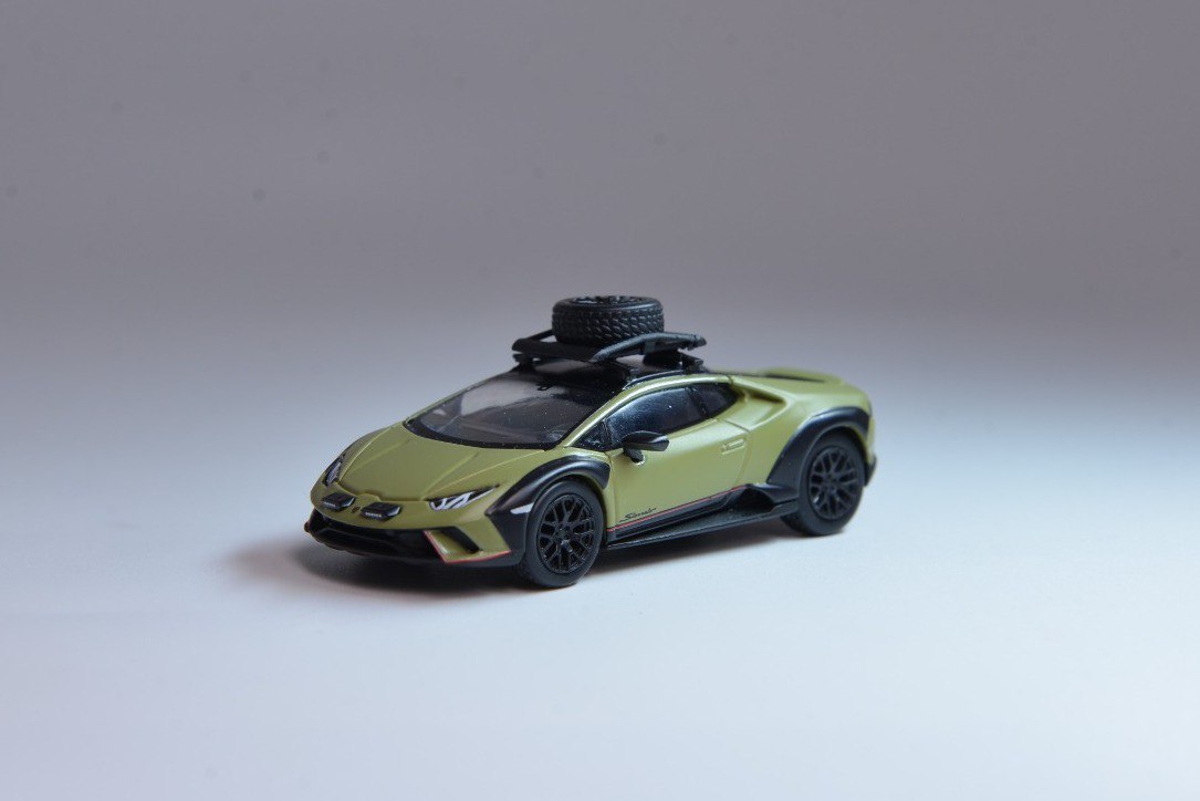 SPARKY MODEL 1/64 LAMBORGHINI HURACÁN STERRATO WITH A ROOF RACK AND A WHEEL - GREEN_0