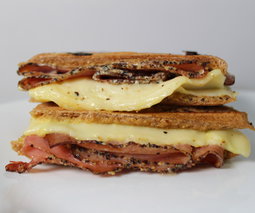 Pastrami con queso gouda