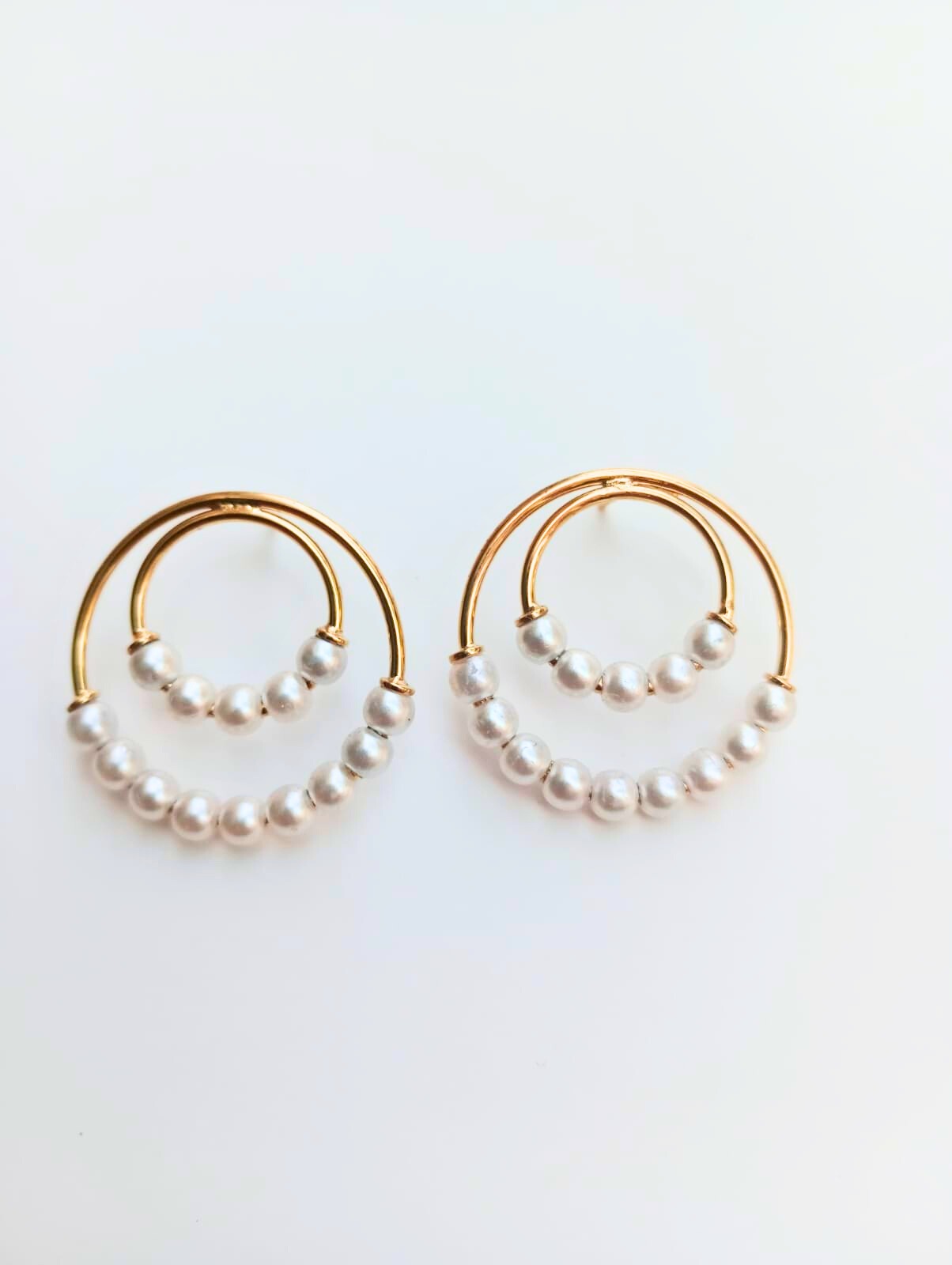 Brinco Redondo com Pérolas banhado a Ouro 18k_0