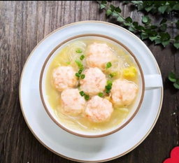 Soupe au vermicelle et aux boules de crevette 