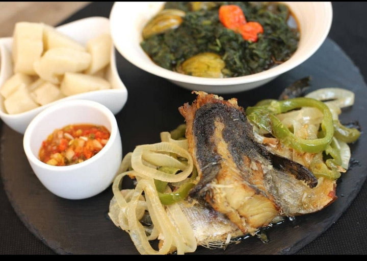 Chikwangue + légume vert + poisson salé