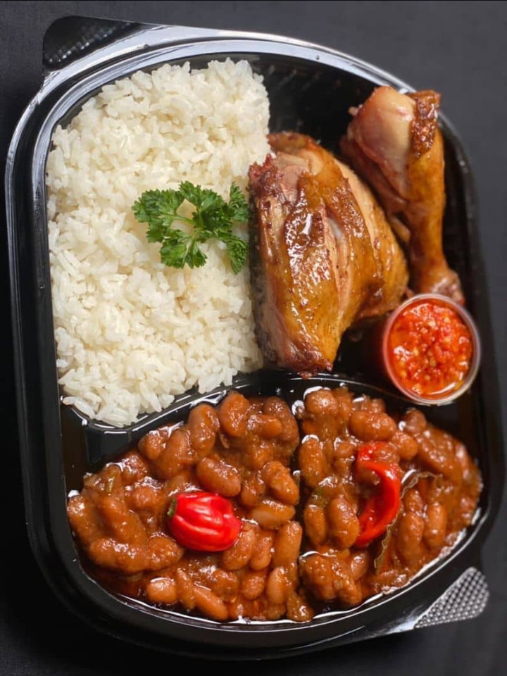 Riz blanc parfumé + haricots + poulet frit