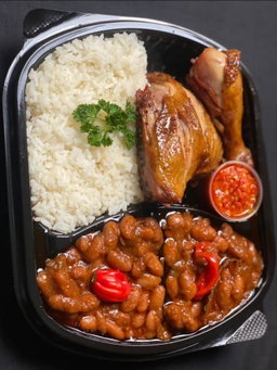 Riz blanc parfumé  + haricots + poulet frit 
