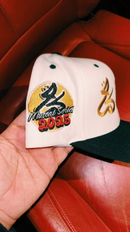TRIFECTA كُمّة Logo Snapback 1 OF 1 (RETRO OFF WHITE)
