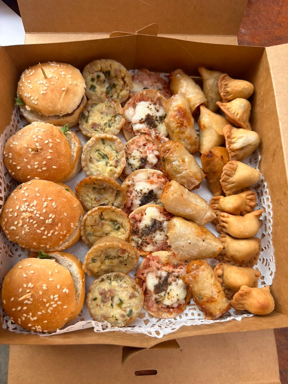 Hamburgers+mini pizza+quiche+nems+pastel_0