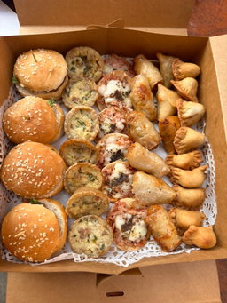 Hamburgers+mini pizza+quiche+nems+pastel