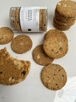 Small almond cookies