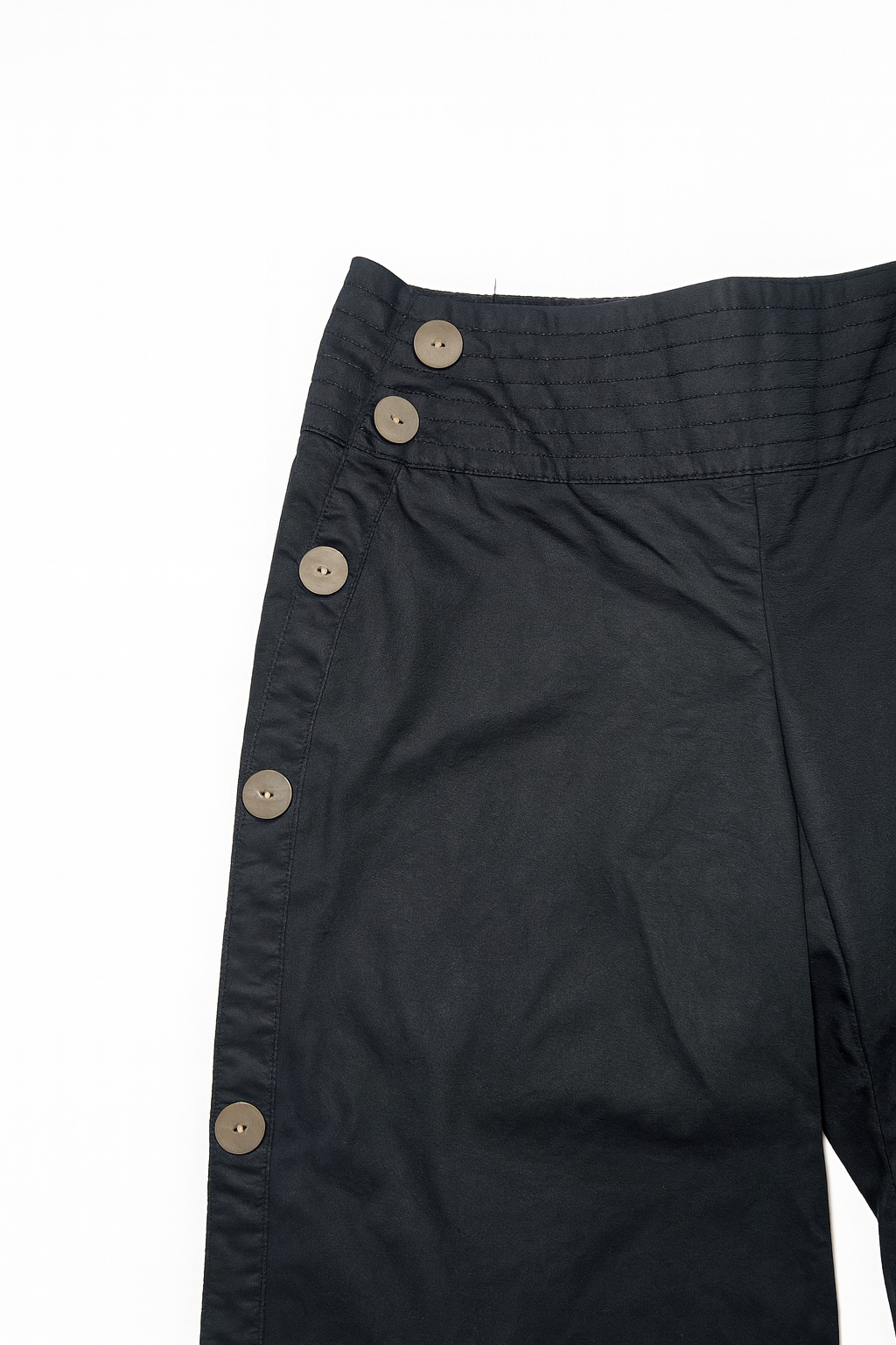 Pantalón culotte negro con botones dorados y bordado floral - Size 32_1