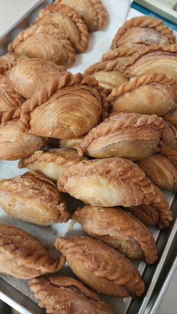 Curry puffs with potato only! 60 to 65g each! 5pcs- $8 / 10 pcs - $15