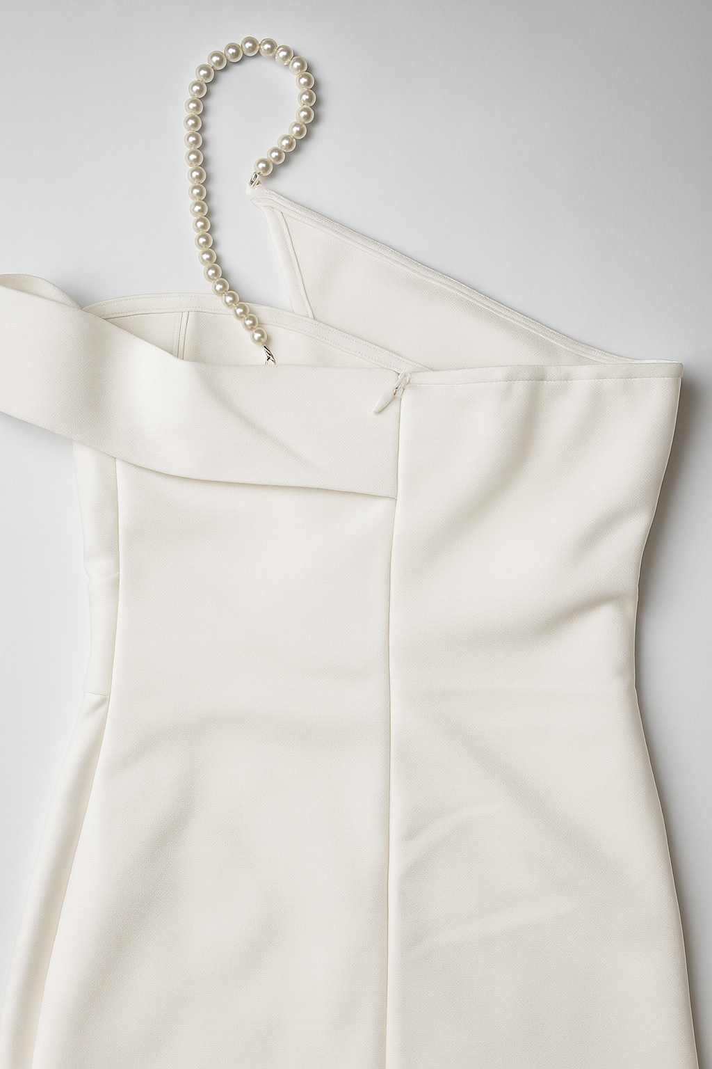 Vestido blanco asimétrico con detalle de perlas - Size M_1